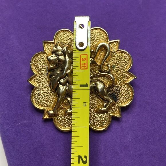 💛 RARE Vintage Gold Plated Hattie Carnegie Round Lion Brooch - Picture 4 of 4